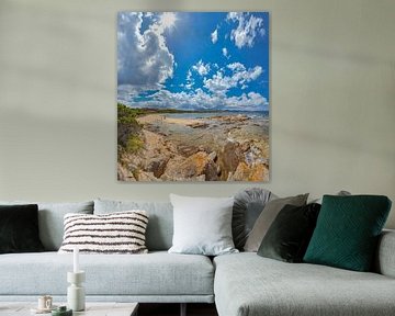Spiaggia Punta Volpe, strand met verspreide rotsen in de zee, Porto Rotondo, Sardinia, Italië van Rene van der Meer