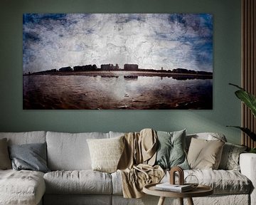 Gestructureerd zonovergoten strandzicht met reflecties en silhouetten van wolkenkrabbers.