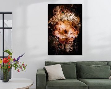 De perzik roos en het tandwiel tussen de pinksterbloemen van Helga Blanke