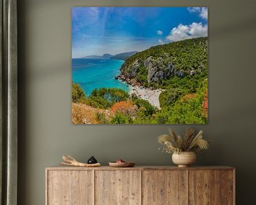 Het uitzichtpunt over het strand van Cala Fuilli, Cala Gonone, Sardinia, Italië van Rene van der Meer