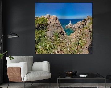 De oude vuurtoren aan de rotskust van Capo Ferro, Liscia di Vacca, Sardinia, Italië van Rene van der Meer