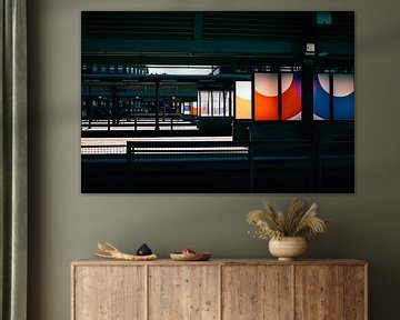 Quais color‑block – gare moderne et jeux d’ombres | géométrie urbaine minimaliste sur Brave Toaster Photos
