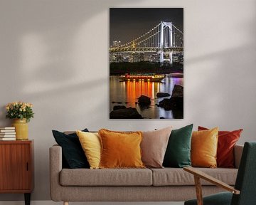 Markante Rainbow Bridge mit Tokio Skyline am Abend 
