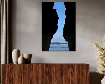 Blick von einer Felshöhle auf das Meer