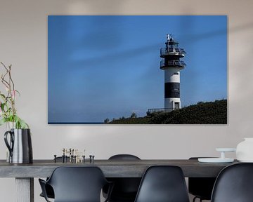 Ein Leuchtturm vor blauem Himmel