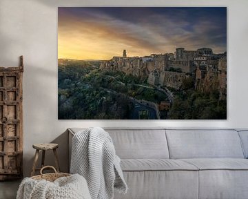 Dorp Pitigliano gebouwd op Tufsteen bij zonsondergang van Stefano Orazzini