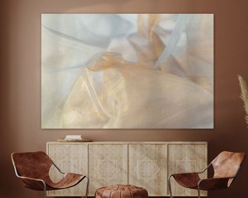 Verwobene Stille – Lichtspiel in Blau und Beige von Mixed media vector arts