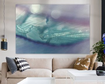 Schimmerhauch – Lichtspiel in Blau und Violett von Mixed media vector arts