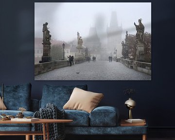 Spaziergang im Nebel auf der Karlsbrücke in Prag von Anges van der Logt