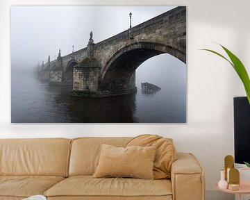 Karlsbrücke im Nebel von Anges van der Logt