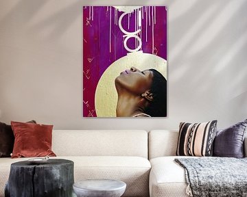 Purple Rain Dreams - Femme moderne avec symboles dorés et tropiques sur MArt