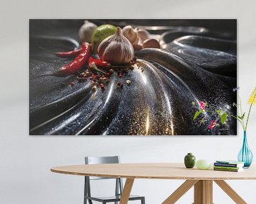 rote Paprika - Knoblauch - Limette - Zitrone auf schwarzem Hintergrund mit dramatischem Licht