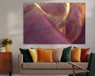 Goud op paars - filigraan mesh op zachte stof van Mixed media vector arts
