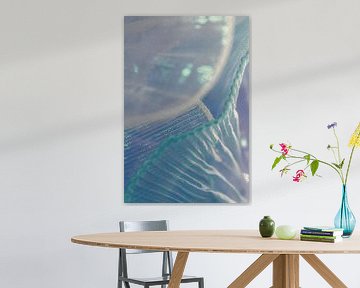 Iridescentie in blauwgroen - Gevouwen licht op fijne stof van Mixed media vector arts
