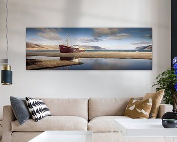 Gestrande walvisvaarder, de Gardar, aan de kust bij Patreksfjordur, Westfjorden, IJsland. van Marcel Bakker