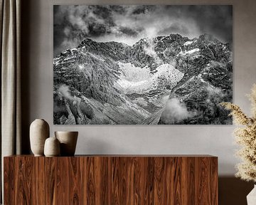 Bergtoppen omgeven door wolken van Heiko Meier