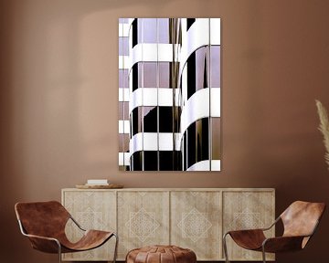 Minimalistische architectuur met strakke lijnen en reflectie