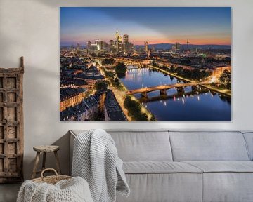Skyline van Frankfurt in de avond van Michael Valjak
