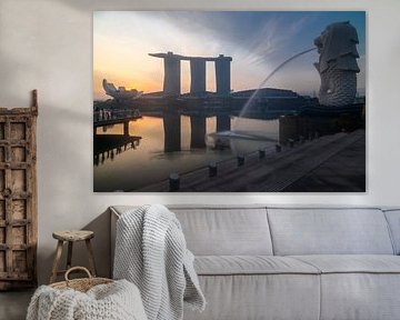 Zonsopgang bij de Marina Bay in Singapore met zicht op de iconise Merlion en het hotel van Kim Willems