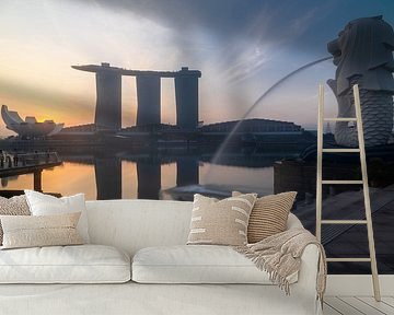 Sonnenaufgang an der Marina Bay in Singapur mit Blick auf den ikonischen Merlion und das Hotel