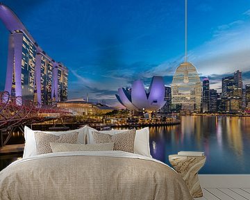 Farbenfroher Sonnenuntergang in der Marina Bay in Singapur mit Blick auf das Hotel, das berühmte Mu