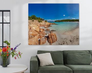 Baai en rotskust met het strand Poltu Di Li Cogghj, Het favoriete strand van prins Karim Aga Khan, Romazzino, Sardinia, Italië van Rene van der Meer