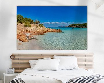 Baai en rotskust met het strand Poltu Di Li Cogghj, Het favoriete strand van prins Karim Aga Khan, Romazzino, Sardinia, Italië van Rene van der Meer