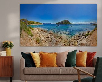 Het glasheldere zeewater van de Golfo Aranci met zicht op Isola di Figarolo en Isola Tavolara, Golfo Aranci, Sardinia, Italië van Rene van der Meer