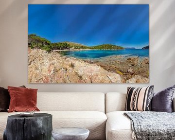 Het strand van Cala Moresca aan de baai van Golfo Aranci, Golfo Aranci, Sardinia, Italië van Rene van der Meer