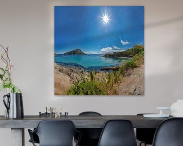 Het strand van Cala Moresca aan de baai van Golfo Aranci met zicht op Isola di Figarolo, Golfo Aranci, Sardinia, Italië van Rene van der Meer