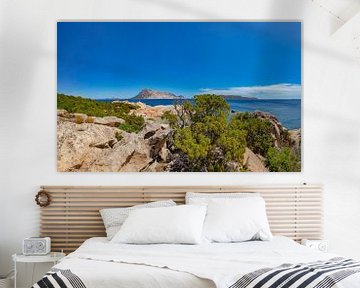 Een beschut strandje aan de rots kust van Punta Molara met uitzicht op Isola Tavolara en Isola Molara, San Teodoro, Sardinia, Italië van Rene van der Meer