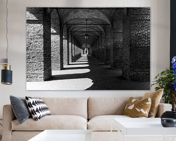 Schaduw onder de Galleria degli Antichi in Sabbioneta (Italië) in zwart-wit