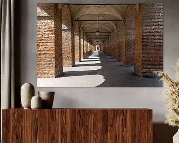 Schaduw onder de Galleria degli Antichi in Sabbioneta (Italië) in kleur