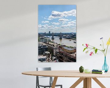 Vue de la City of London avec le Tower Bridge et la Tamise verticalement