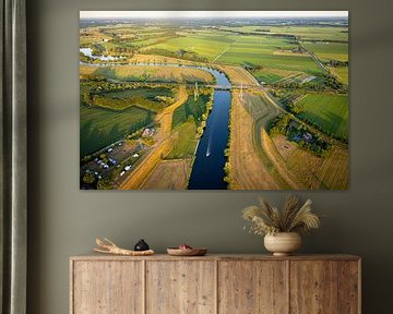 Een bootje vaart over de Vecht bij Zwolle van Stefan Verkerk fotografie