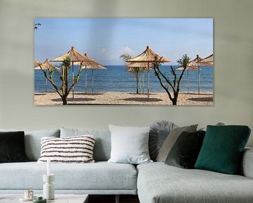 Sonnenschirme an einem leeren Strand