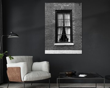 Dunkler Raum (Schwarz-Weiß-Fenster) von Caroline Lichthart