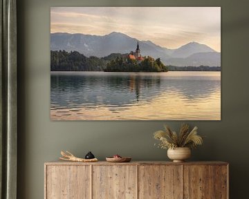 Ochtendrust bij het Meer van Bled – Magisch Eilandkerkje in Slovenië van Rolf Schnepp
