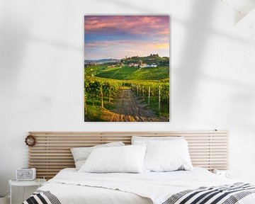 Barbaresco dorp en Langhe wijngaarden, Piemonte, Italië van Stefano Orazzini