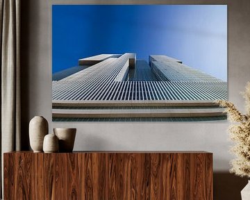 Strakke lijnen van De Rotterdam tegen helderblauwe lucht van Thijs Schouten