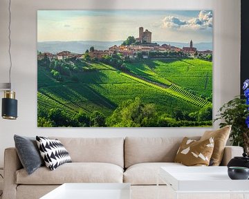 Serralunga d'Alba dorp en Langhe wijngaarden, Italië van Stefano Orazzini