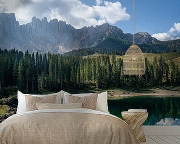 Lichtval over de Dolomieten bij Karersee van Jorick van Gorp