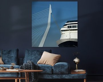 Twee bruggen: Erasmusbrug Rotterdam met brug van een cruiseschip van Margreet van der Voort