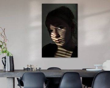 à travers les stores