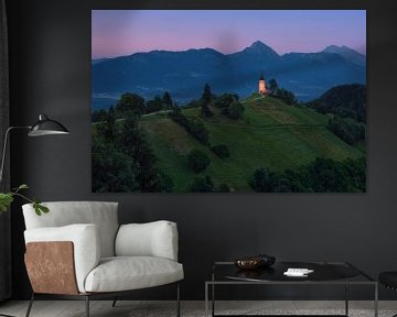 Die kleine Kirche von Jamnik in Slowenien nach Sonnenuntergang – Alpenpanorama Landschaftsbild von Rolf Schnepp