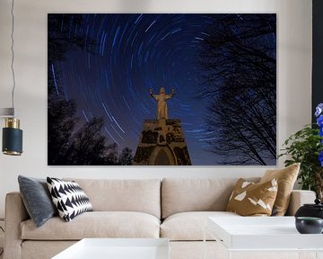 Sternspuren an der Christusstatue von Bert Beckers