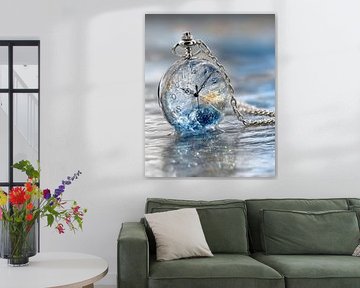Bevroren in de tijd Een zakhorloge in ijs bol muurkunst van Beeld Creaties Ed Steenhoek | Fotografie en Kunstmatige Beelden