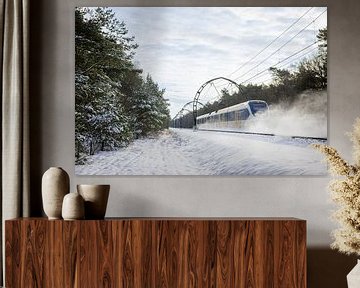 Een sprinter van de NS onder de 'Gotische bogen' met sneeuw van Stefan Verkerk fotografie