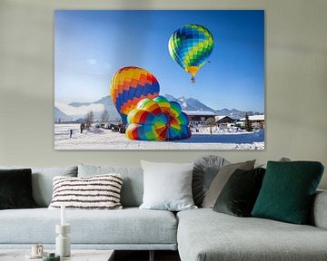 Een heteluchtballon boven een besneeuwd Inzell in Duitsland van Stefan Verkerk fotografie