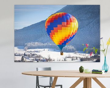 Een heteluchtballon boven een besneeuwd Inzell in Duitsland van Stefan Verkerk fotografie